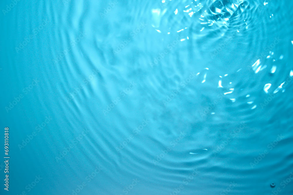 The surface of the water is transparent blue. The surface of the water is transparent blue.
