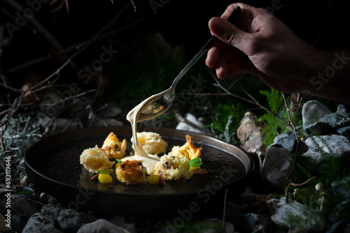 panettone in crema chantilly con cucchiaio. Dolce dessert di Natale. Gourmet natalizio, still life 