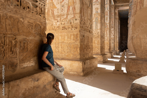 Touriste dans le temple de Medinet Habou à Louxor, Egypte photo