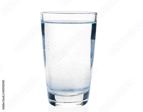 Glas Wasser isoliert auf weißem Hintergrund, Freisteller 