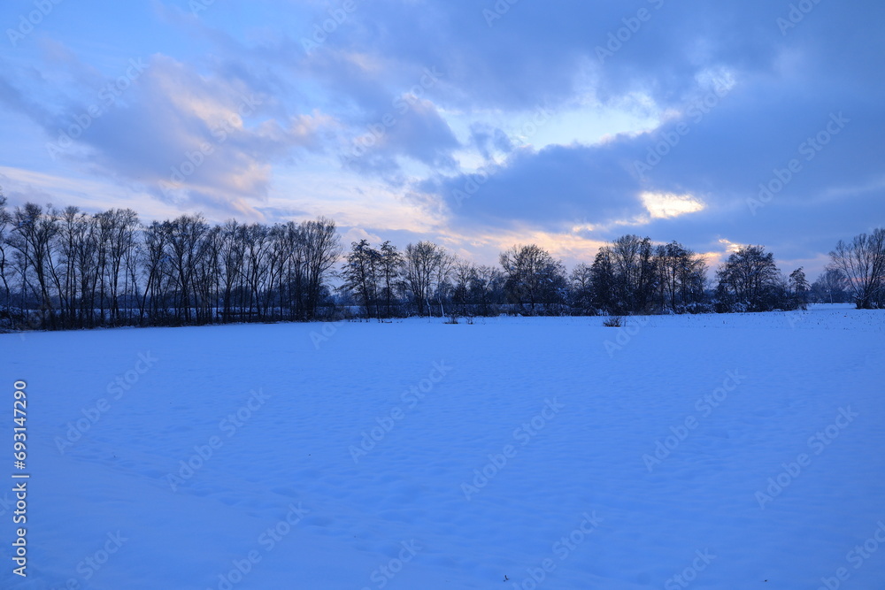 Sonnenuntergang im Winter in den Feldern von Bad Gögging in Bayern Sonnenuntergang im Winter in den Feldern von Bad Gögging in Bayern