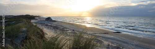 Obraz na plátně Panoramic view to Gammel Skagen coast with beach home.