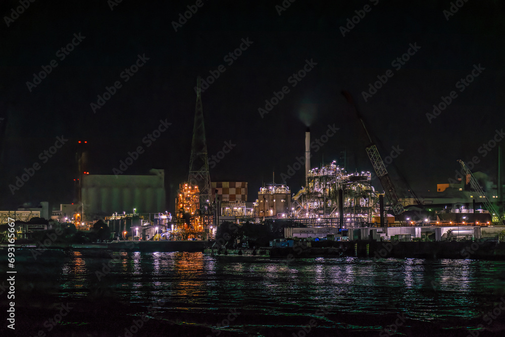 Naklejka premium 海からの工場夜景