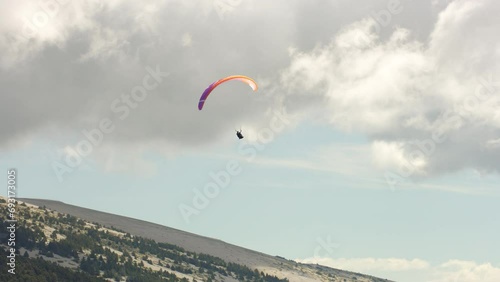vue aérienne d'un parapente devant le mont ventoux photo