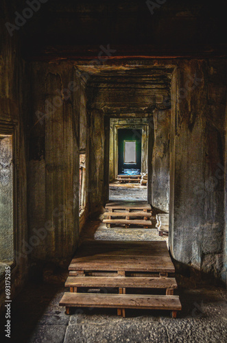 Pasillo de uno de los templos de runas de una antigua civilización en el  parque arqueológico de Angkor, Siem Reap Camodia. photo
