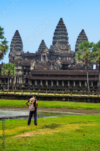 Foto de un guía en frente del famoso templo Angkor Wat, en el parque arqueológico de Angkor, Siem Reap, Camboya. photo