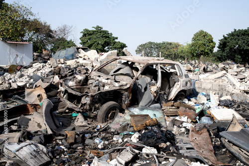 Carcasse de voiture dans une zone urbaine totalement dévastée à Dakar au Sénégal en Afrique occidentale