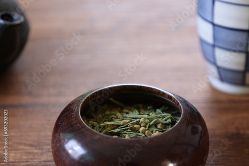 木材背景の木製のボウルにいれた玄米茶と急須　 photo