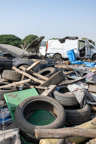 Wallpaper Mural Carcasse de voiture dans une zone urbaine totalement dévastée à Dakar au Sénégal en Afrique occidentale Torontodigital.ca