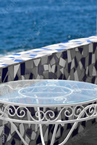 Mesa de cristal al lado del mar