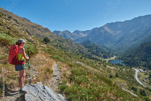 Femme en randonnée à Porté-puymorens