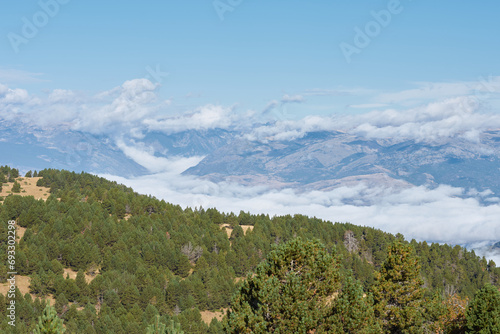 vallée de porté-puymorens dans les nuages