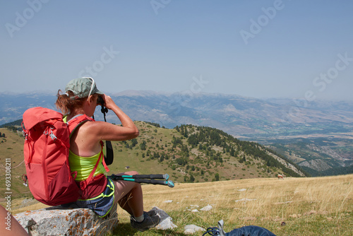 Photos femme observant les Pyrénées catalanes