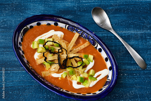 フリホーレスを使ったメキシコのスープ　ソパ・タラスカ　コピースペースあり 俯瞰撮影
Mexican soup using frijoles, Sopa Tarasca with copy space Overhead shot photo