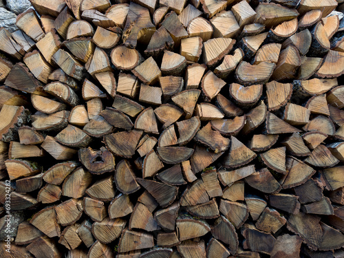Preparation of oak wood with high calorific value as winter fuel photo