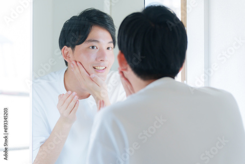 Fotografie スキンケアする若い男性