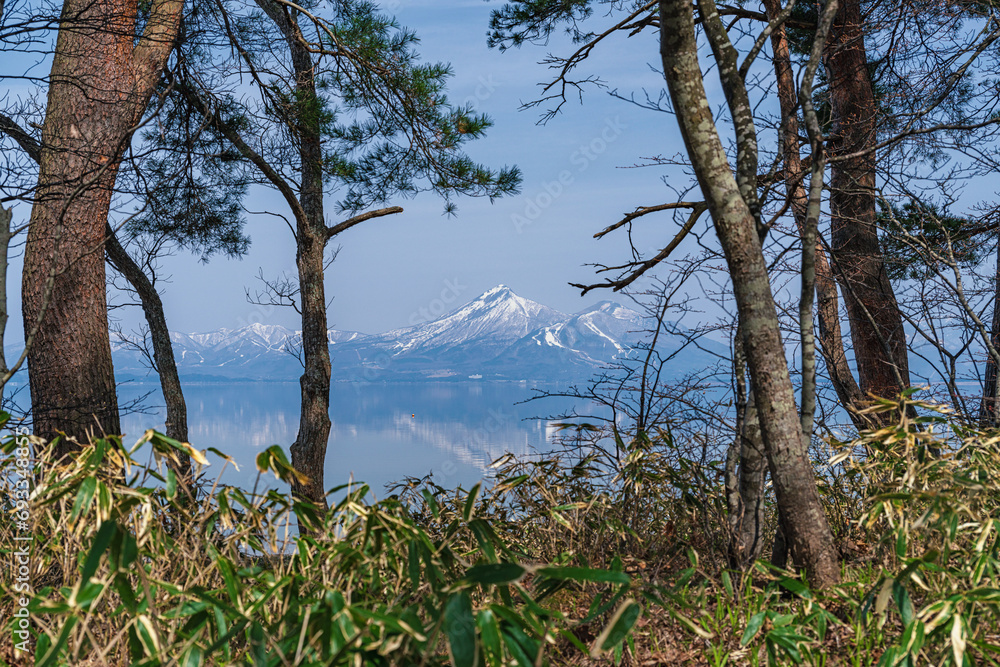 猪苗代湖の湖畔から望む磐梯山