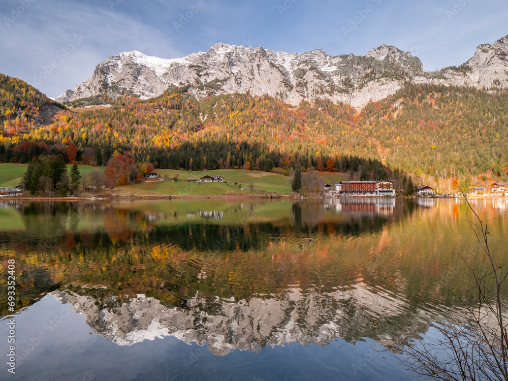Obraz premium Bavarian Autumn Lake scene with crystal clear water reflections 