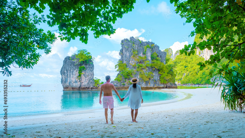 Obraz premium Koh Hong Island Krabi Thailand, a couple of men and women on the beach of Koh Hong during a vacation in Thailand