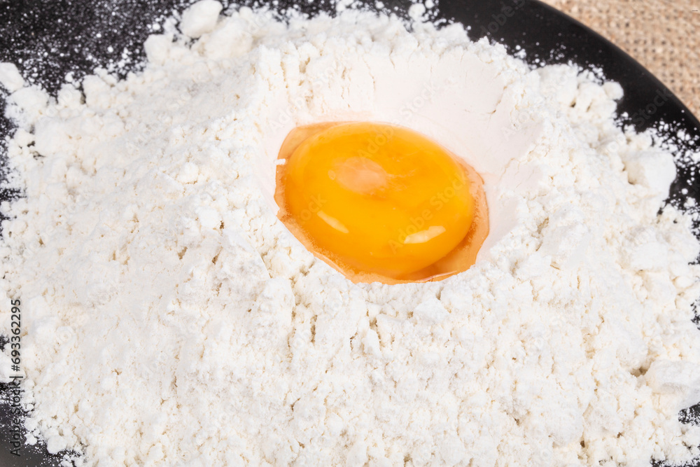 egg yolk in the middle of flour to cook egg yolk in the middle of flour to cook