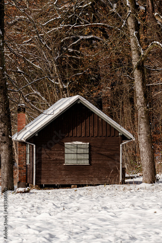Holzhütte im Schnee