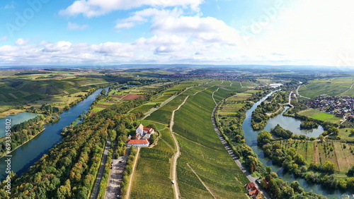 Die Mainschleife bei Volkach windet sich durch das Tal und ist von Feldern und Weinbergen umgeben. Volkach, Kitzingen, Unterfranken, Bayern,  Deutschland.
