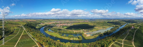 Die Mainschleife bei Volkach windet sich durch das Tal und ist von Feldern und Weinbergen umgeben. Volkach, Kitzingen, Unterfranken, Bayern,  Deutschland.