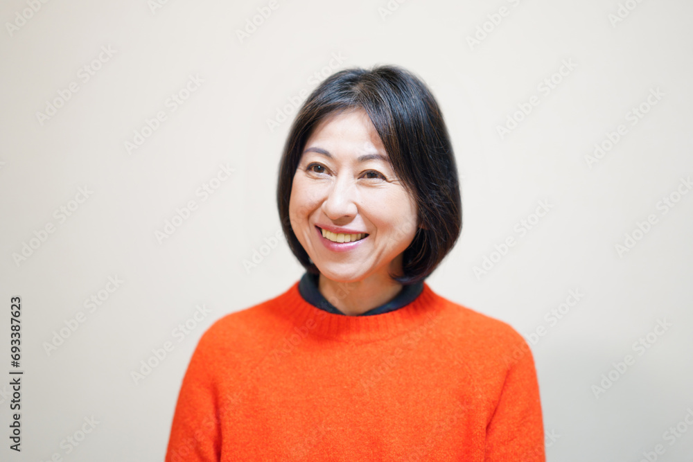 セーターを着た笑顔の中年女性 セーターを着た笑顔の中年女性