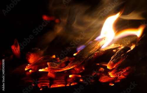Glut und Feuer - Lagerfeuer bei Nacht