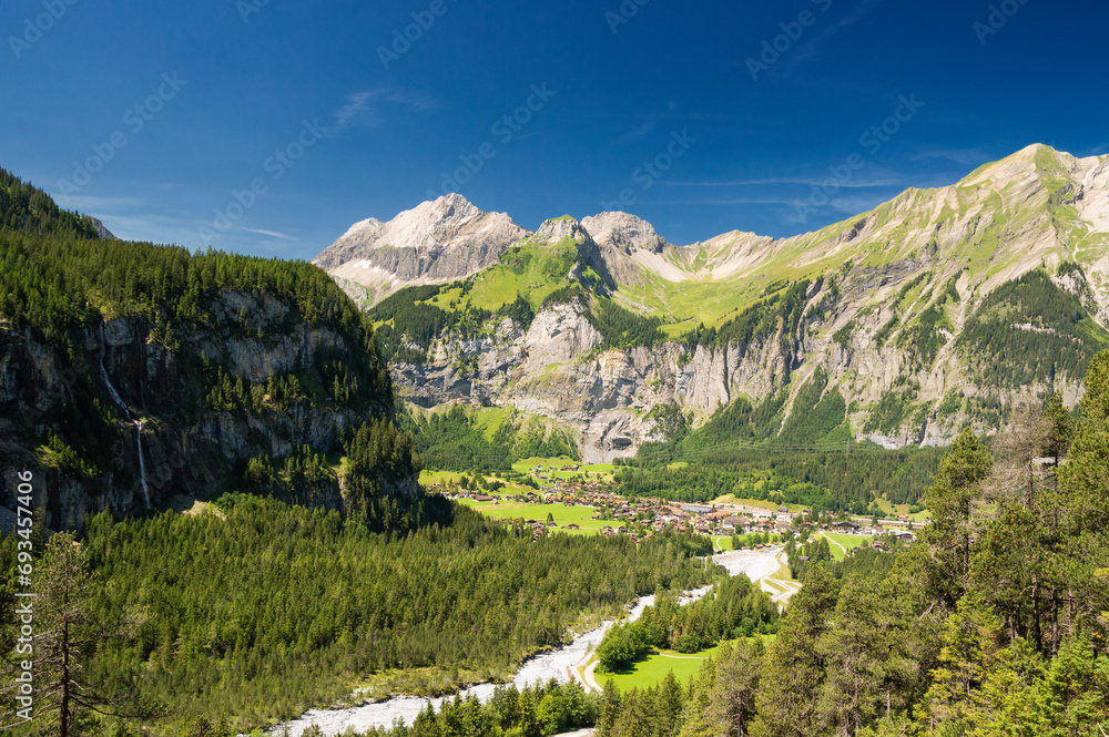 Alpejskie wysokie szczyty w Szwajcarii na trasie do jeziora Oeschinen w Kandersteg - obrazy, fototapety, plakaty 
