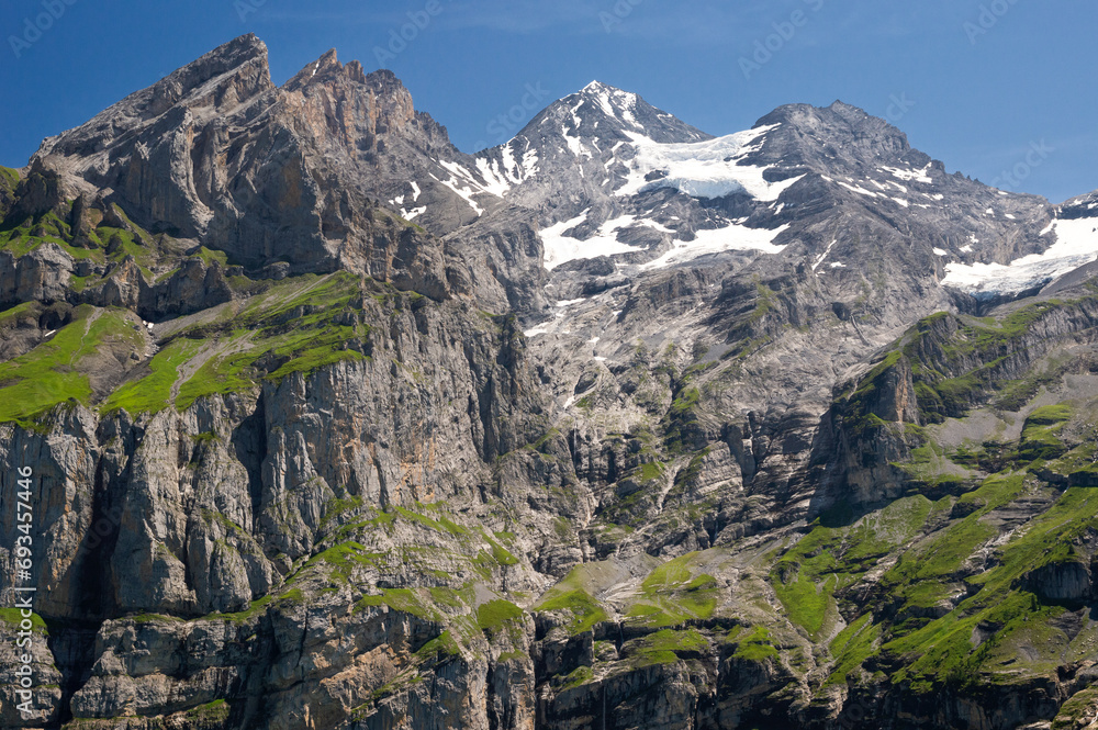Alpejskie ośnieżone szczyty z lodowcem w Szwajcarii nad jeziorem Oeschinen w Kandersteg - obrazy, fototapety, plakaty 