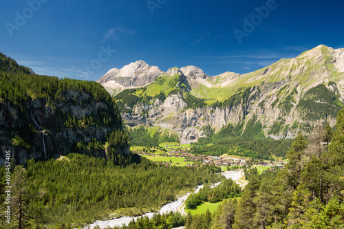 Alpejskie wysokie szczyty w Szwajcarii na trasie do jeziora Oeschinen w Kandersteg