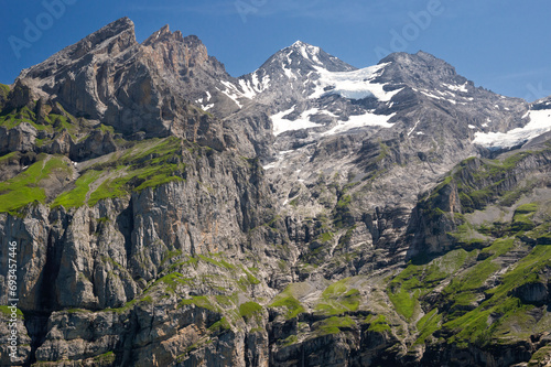 Alpejskie ośnieżone szczyty z lodowcem w Szwajcarii nad jeziorem Oeschinen w Kandersteg