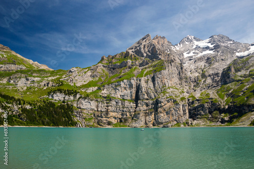 Alpejskie widoki ośnieżonych szczytów w Szwajcarii przy jeziorze Oeschinen w Kandersteg