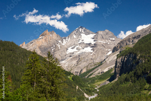 Alpejskie widoki w Szwajcarii na szlaku do jeziora Oeschinen w Kandersteg