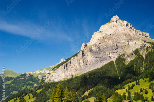 Szczyty w Szwajcarii na szlaku do jeziora Oeschinen w Kandersteg photo