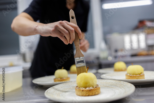 En cuisine, Préparation d'une  recette, d'un plat photo