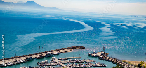 une magnifique vue sur la mer du haut de la colline sidi bousaid en tunisie   photo