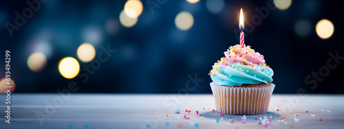 Cupcake mit Kerze zum Geburtstag, Geburtstagskarte, Platz für Text, generative AI 