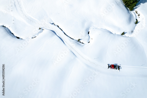Pistenbully präpariert eine Langlaufloipe