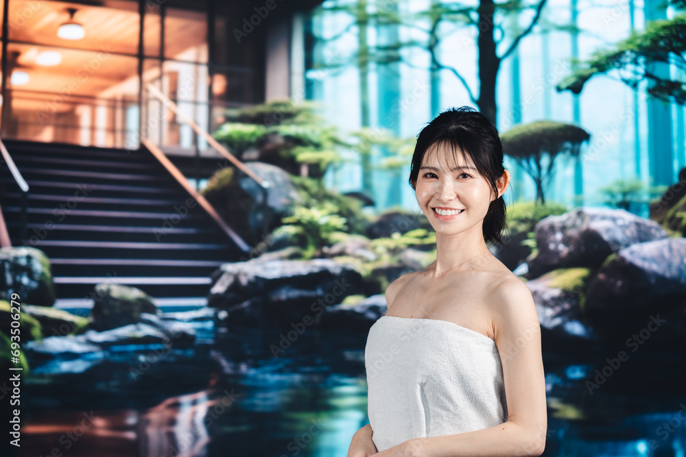 温泉でリラックスする若い女性 温泉でリラックスする若い女性