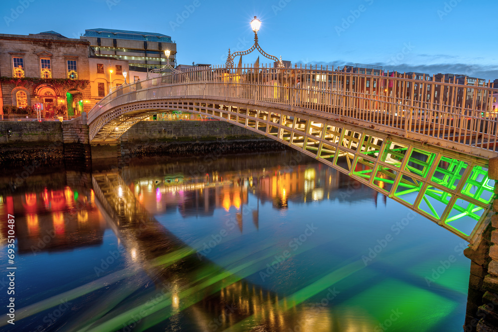 Naklejka premium The famous Ha'penny Bridge in Dublin, Ireland, at dusk