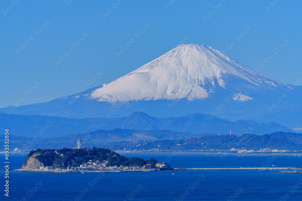神奈川県湘南・逗子からの江ノ島と富士山