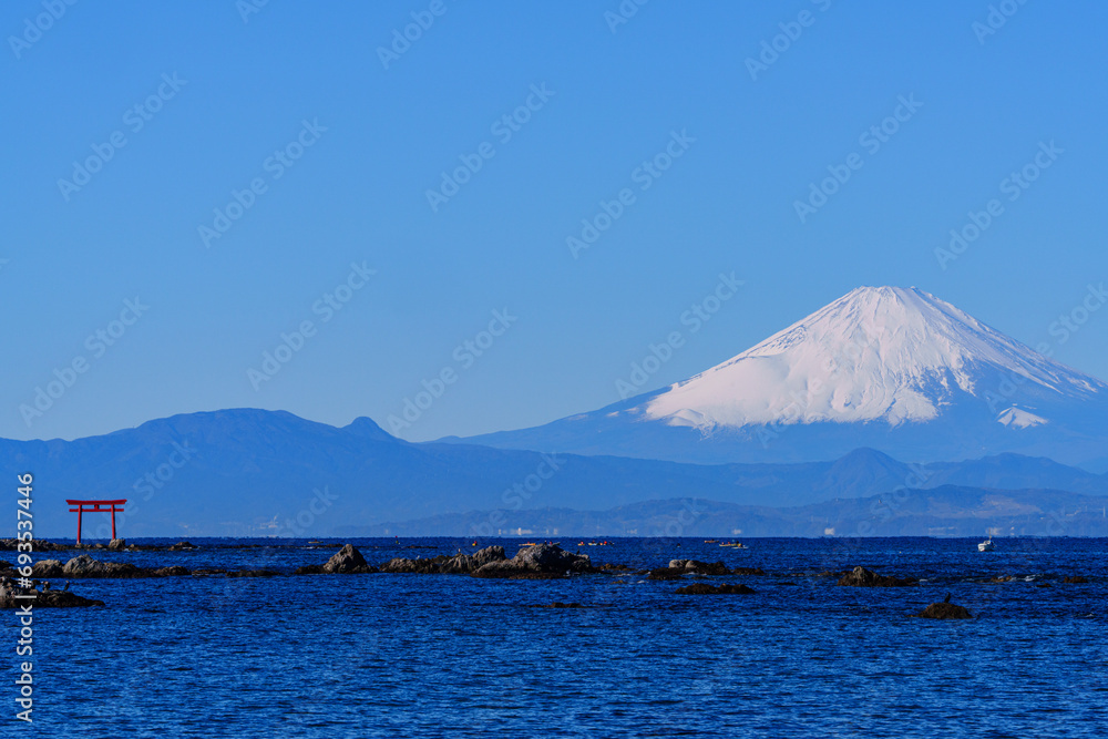 富士山と海の上の鳥居　湘南観光