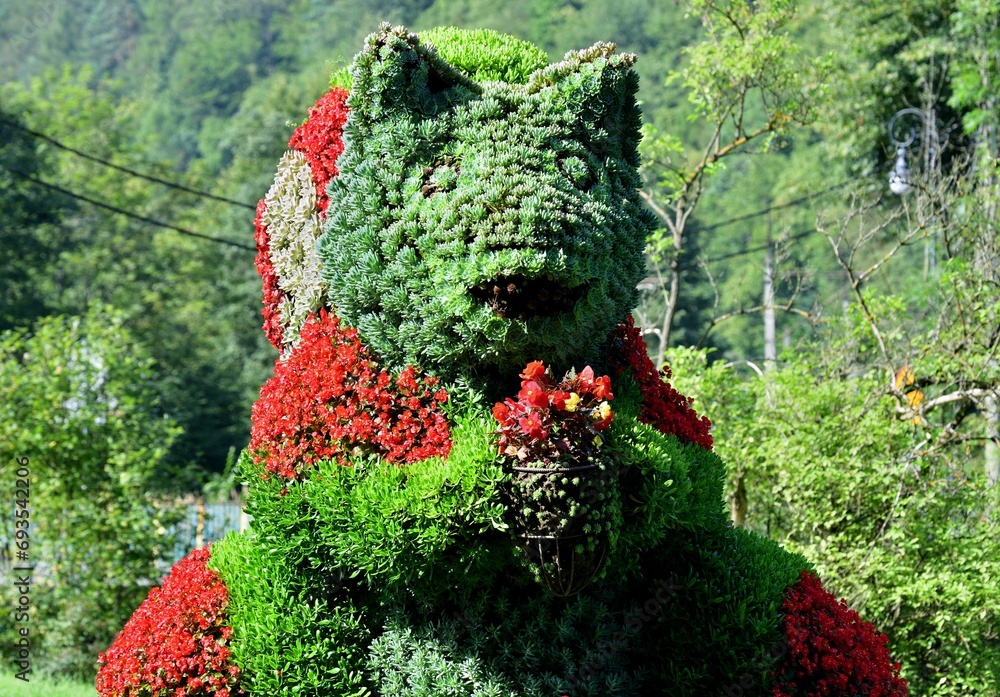 Imitation of a squirrel using ornamental flowers