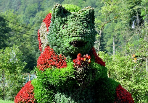 Obraz na płótnie Imitation of a squirrel using ornamental flowers w salonie