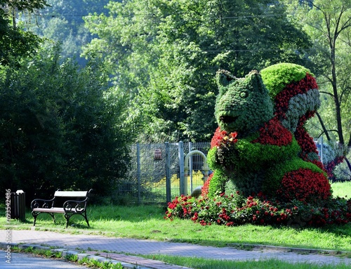 Obraz na płótnie Ornamental decoration and tourist attraction squirrel made of ornamental flowers w salonie