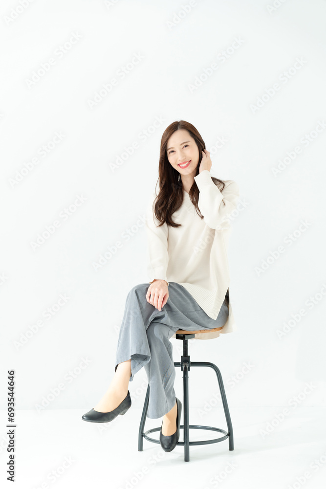 椅子に座る女性 椅子に座る女性