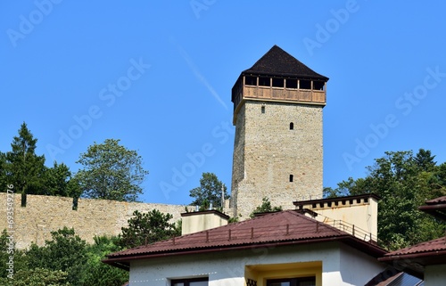 Obraz na płótnie The contrast between the modern roof of the building and the historic tower w salonie