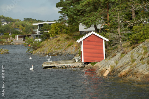Typisch norwegische Häuser an der Küste bei Kristiansand in Norwegen photo